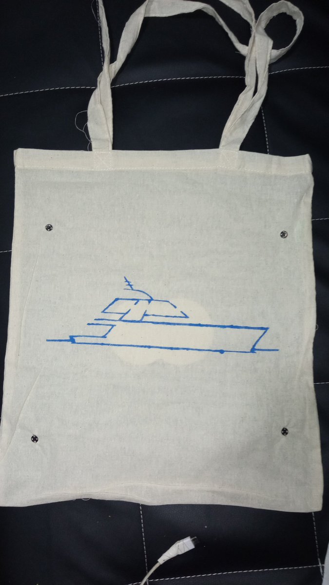 fernancna's tweet photo. Tote bag doble diseño con pañuelo:15€

Tote bag básico (sin pañuelo ni broches de presión):10€ https://t.co/CcVCNkgQsZ