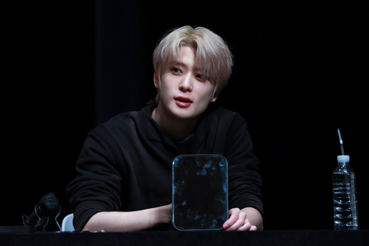 valentinesboy97's tweet photo. 거울로 장난치고 히히 웃는것도 귀엽고 고양이귀도 귀엽다.. 귀여운 재현 https://t.co/wC5iOnbtDd