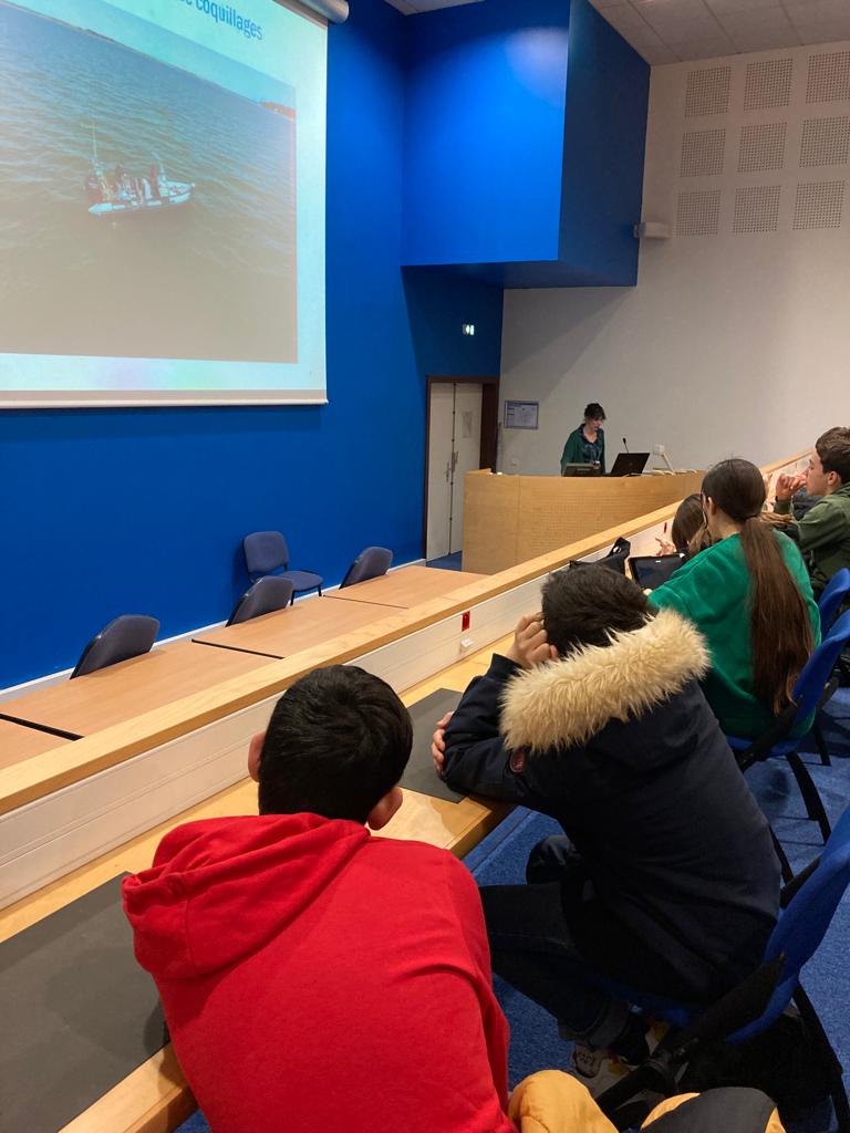 MaisonDeLaMer's tweet photo. 👷‍♂️[𝙍𝙀𝙉𝘾𝙊𝙉𝙏𝙍𝙀 𝘿𝙀 𝙋𝙍𝙊𝙎]👩‍🔬
Rencontre de professionnels des métiers de la mer pour les 4ème du collège Henri Wallon dans le cadre du programme pédagogique du @morbihan_fr 

Merci à Nicolas, Florence, Kévin et Soazig.

#metierdelamer #mer #education #cd56
@Ifremer_fr https://t.co/h0ivQj4bkX