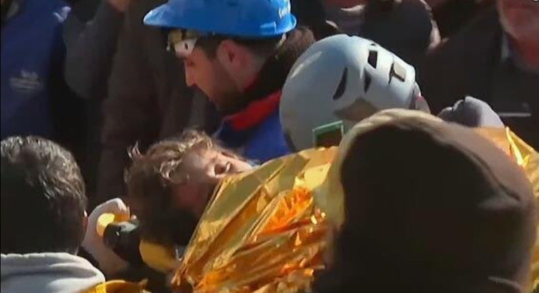 Depremin 105. saatinde 4 yaşındaki Yağız’ı çıkaran ekipteki görevli:

“En büyük Beşiktaş” dedi; ilk isteği jelibon ve kek oldu.