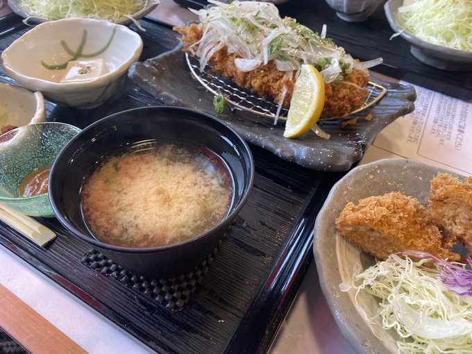 まるかつさんでランチ!ねぎ塩大好き豚汁も美味しいんだけど基本のしじみ汁もめちゃくちゃ好きなので今日はしじみ汁でメンチカツ追加優勝 