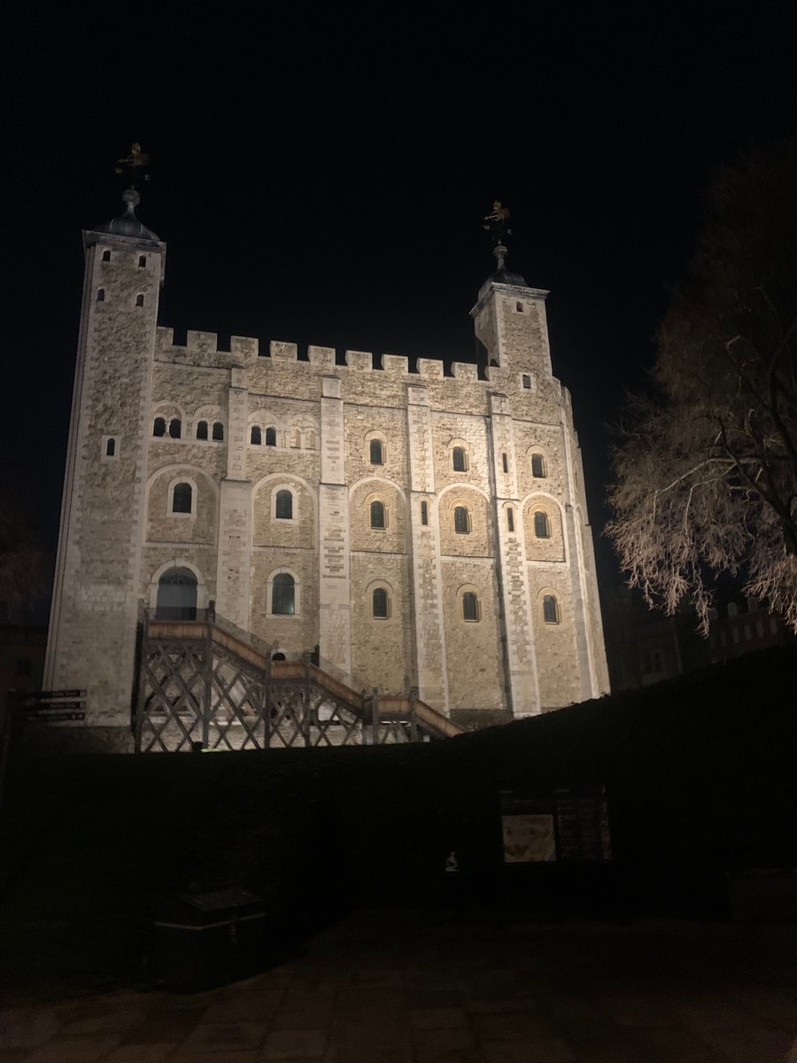 Gabriellamay24's tweet photo. Last night we celebrated the upcoming publication of #FallingHardfortheRoyalGuard by @meganambxr  👑 ❤️ @TowerOfLondon 🏰 With a private evening tour, witnessing the ceremony of the keys, and finishing with GnTs in the UK’s most exclusive pub🍸 Published 27th April @AvonBooksUK📚 https://t.co/0aKADFZIkV