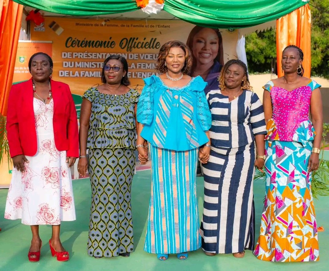 Dahi57554843's tweet photo. #Nassénéba #Touré toujours en proximité avec la femme, la famille et l'enfant le président Alassane ouattara n'a pas fait le mauvais choix de nommer cette brave et courageuse dame à la tête du ministère de la femme de la famille et de l'enfant.
#NasséTouré
#MFFE https://t.co/M566oESpgs