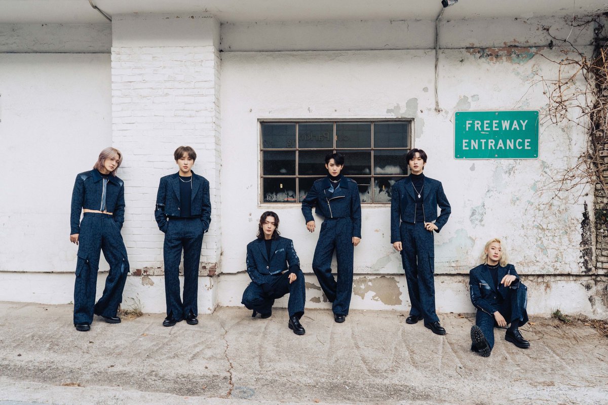 TOWER_Online's tweet photo. 【#OnlyOneOf】

📣タワレコオンライン限定🎉🎉

／
 1st Mini Album『chrOme arts』発売記念
 チェキプレゼント決定📸❣
 抽選特典🎁6名様にサイン入りチェキ
＼

ポイント15%還元中🉐✨
🤍初回盤👉545pt
🖤通常盤👉204pt 貯まります💰

#온리원오브 #オンリーワンオブ

🔻
https://t.co/sEgpBbKnch https://t.co/HVXE45Qr4W