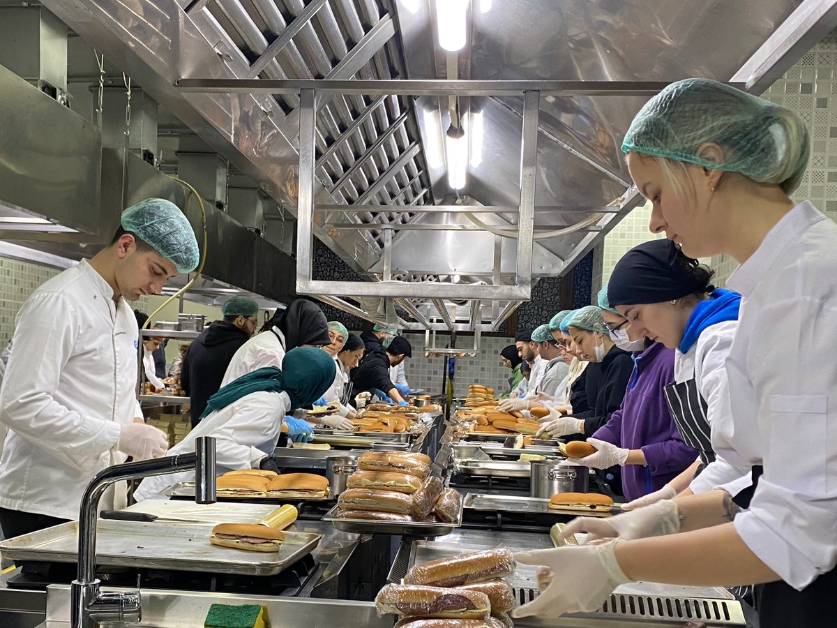 İGÜ TEK YÜREK TEK BİLEK !❤️‍🩹
Öğrencilerimiz deprem bölgelerine yetiştirmek için günlük olarak 10binden fazla sandviç yapıyorlar.

#deprem