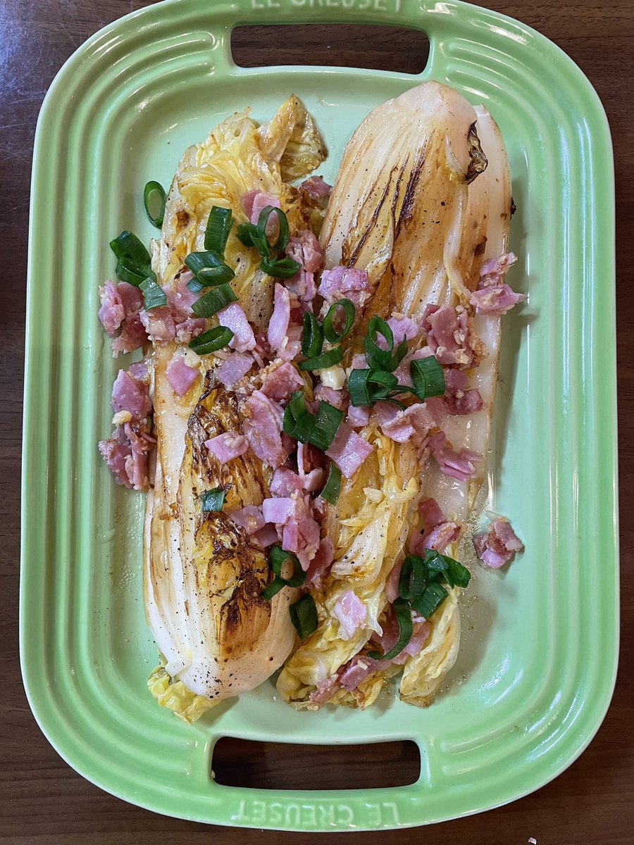 오늘 어글리어스에서 알배추가 왔길래 베이컨, 마늘 볶고 파프리카 가루까지 뿌려서 버터에 알배추구이를 했다. 
음… 술을 부르는 맛이군. 뭔들….