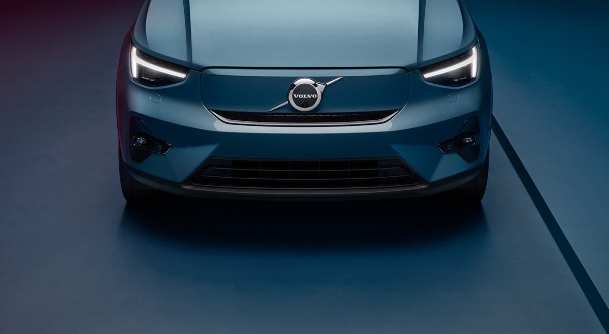 drivenbynd's tweet image. Volvo C40 Recharge order books are now officially open 🇿🇦

"The sleekly styled C40 Recharge’s low roofline and striking rear-end design contribute to its aerodynamic shape" @GregMaruszewski 

communitybynd.com/2023/02/09/vol… #VolvoSA