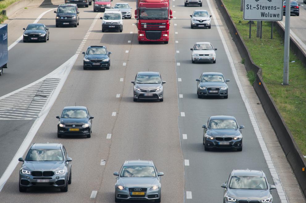 EUinDE's tweet photo. Momentan zirkulieren teilweise irreführende und alarmistische Aussagen zum #Euro7-Vorschlag der EU-Kommission. 🚗 

Anders als behauptet, werden Autos dadurch aber kaum teurer 💶, der Vorschlag konzentriert sich auf reale Fahrbedingungen 🏙️ und der Zeitplan 🗓️ ist angebracht. https://t.co/2WJVRqYdOB