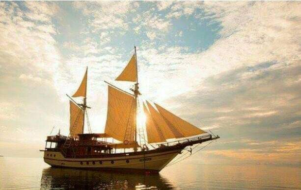 Seperti kapal..sejauh mana ia berlayar ia tak kan pernah melupakan dermaga nya...begitu juga dg hati,sejauh mana ia berpetualang ia tak kan pernah melupakan cinta sejati nya..