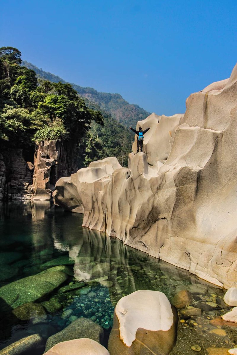 Meghalaya- your dream adventure destination 🛶 ⛰️
.
.
.
#meghalaya #adventure #adventuretravel #treking #boating #wateradventure #camping #backpacking #alpinisttravel #tour #northeastindiaTour #indiatour #umngotriver #jaintiahills