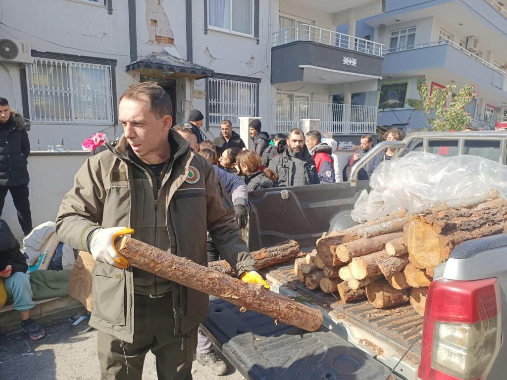 Deprem felaketinin ilk gününden bu yana odun sevkiyatımız devam ediyor.

Teşkilatımızın yanı sıra firmalarımızın, kooperatiflerimizin ve vatandaşlarımızın desteği ile 9 bin ton yakacak odunu bölgeye ulaştırdık.

Bir olacağız, tüm zorlukları birlikte aşacağız. 🇹🇷

#ORKUT