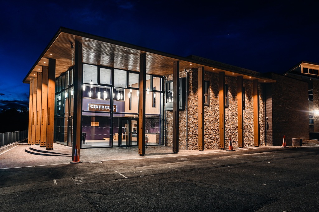 Chipping Campden has a great sense of community, this is partly due to fantastic venues such as @cidermilltheatre pictured here.

Find out more about places to enjoy the community in Campden on our website in our bio. 

📸 @laurenceilesphoto 

#chippi… instagr.am/p/CoerrcDq7W8/