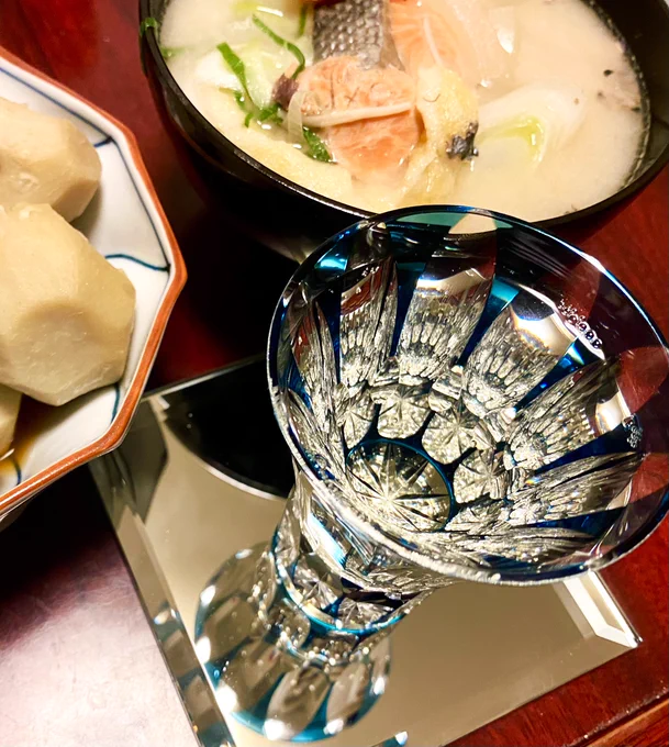 おニューの切子に日本酒をシュゥーッしました 綺麗ぞ〜 