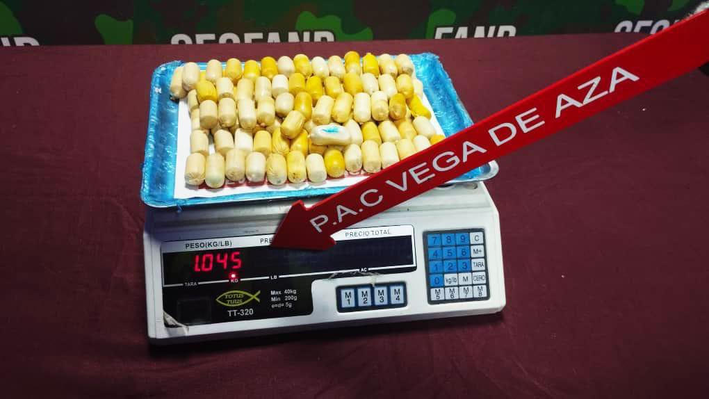 #FANB en la lucha frontal contra el narcotráfico, en el PAC Vega De Aza estado Táchira aprehende a un ciudadano a quien se le incauta la cantidad de ciento cinco (105) envoltorios tipo dediles de droga denominada cocaína. Venezuela en el combate frontal contra el narcotráfico !