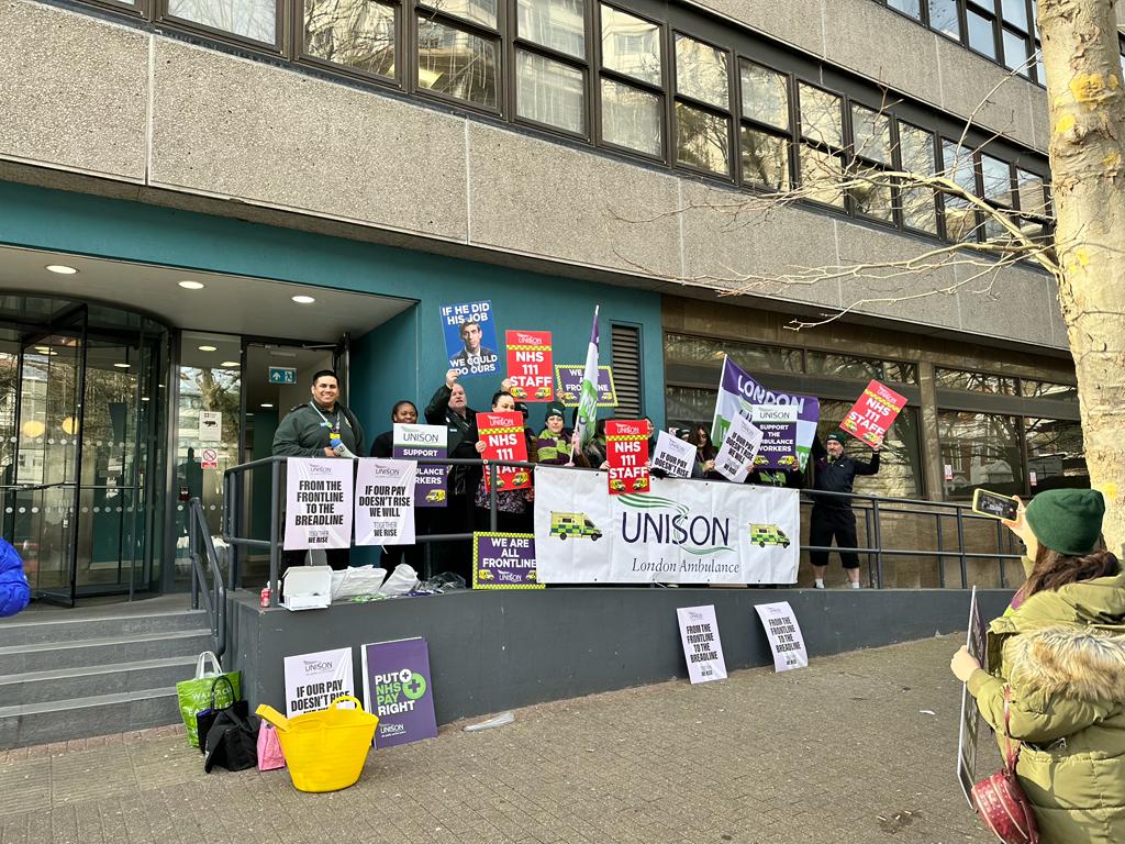 UNISON Members are on strike again today in London from 1100 - 2300 including our colleagues at 111. Cat 1 emergencies will again be responded to from the picket lines. Our dispute is with the government who need to sit down and talk to us about resolving this. #PutNHSPayRight