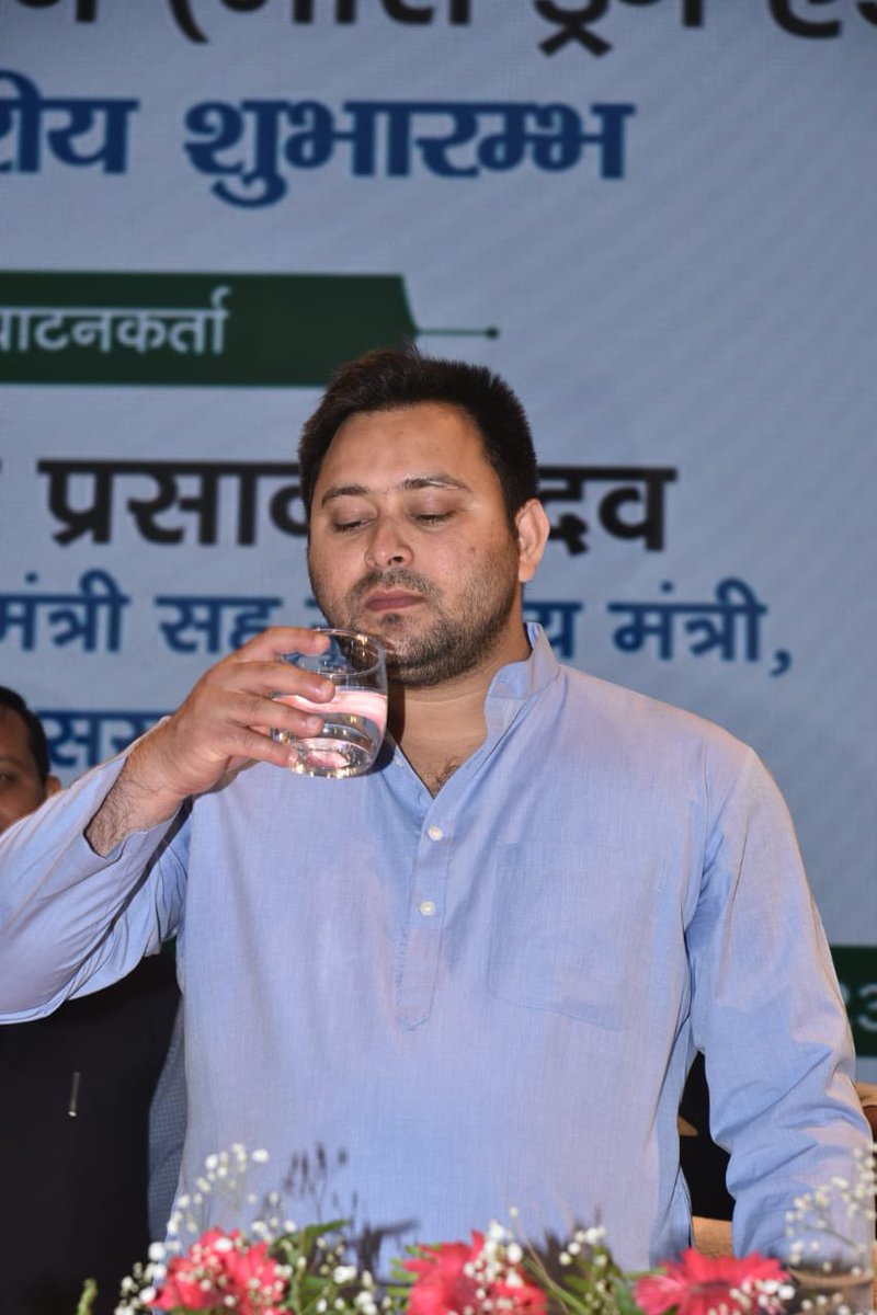 yadavtejashwi's tweet photo. मैंने फाइलेरिया यानि हाथी पाँव बीमारी की स्वयं दवा लेकर इस अभियान की शुरुआत की। https://t.co/TRuzlvvmwi