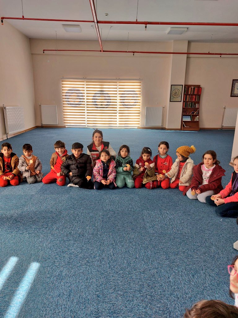 sivasavsh's tweet photo. Hoşgeldiniz...

Ilimizde @cumunivkurumsal yerleşkesinde yer alan @GSB_Sivas Kredi Yurtlar Kurumunda kalmakta olan depremzedelerimize ve çocuklarımıza Psikososyal destek hizmetimiz başlamıştır.

#BirlikteGüçlüyüz 

@haruntan58
@cemuraldi
@valisimsek
@duran_ridvan
@deryayanikashb https://t.co/Z27PxmxYbl