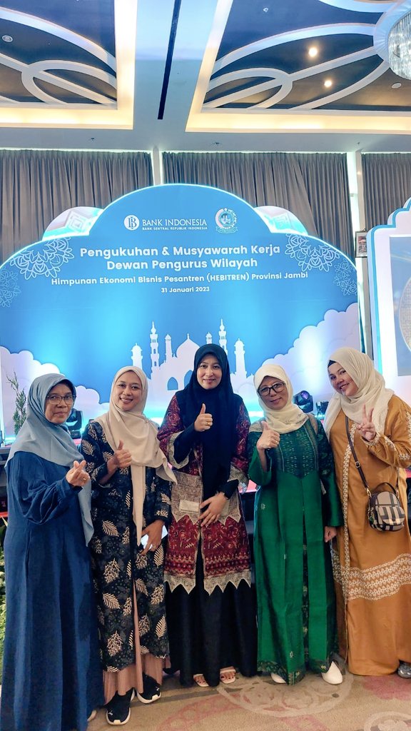 AlifLamsel's tweet photo. Tahniah untuk Ning Najla sebagai ketua DPW Hebitren Jambi. Dari Pesantren membangun Peradaban.
#hebitren https://t.co/jjOvDnxZZ7