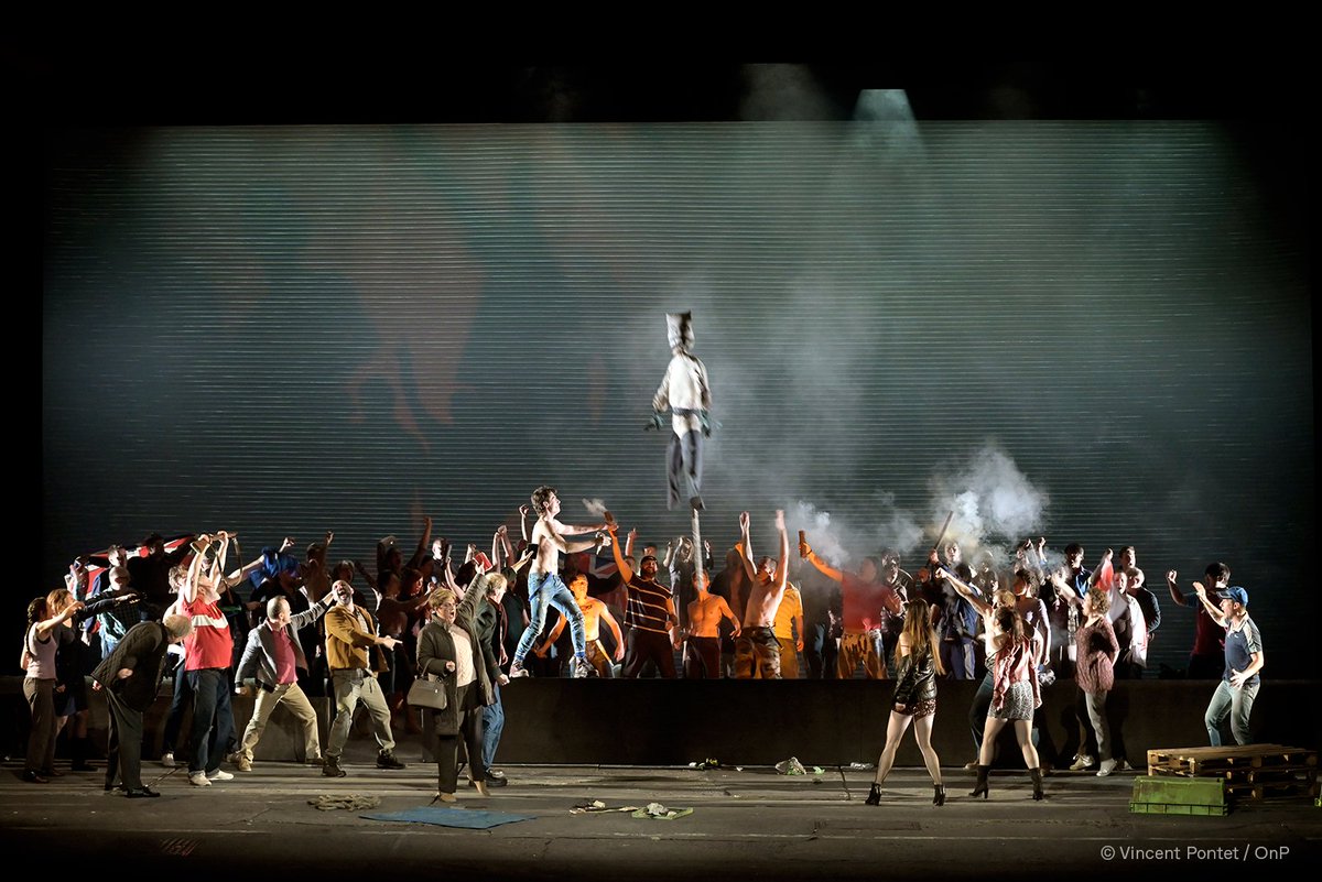 operadeparis's tweet image. #PeterGrimes
Familière de Benjamin Britten, la metteure en scène @deborahwarner59 préserve le mystère de ce personnage fascinant…

Actuellement au Palais Garnier : bit.ly/3ItF55f