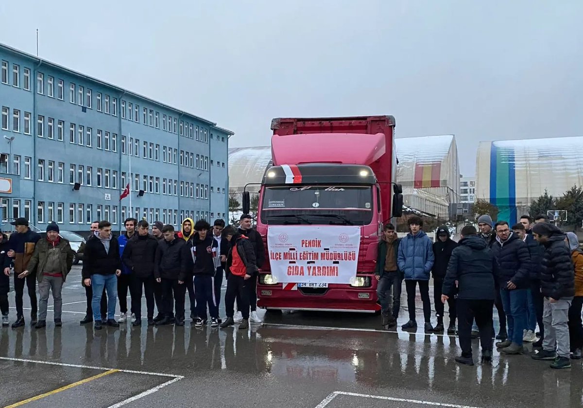 istanbulilmem's tweet photo. 🔺Bütün ilçelerimiz depremzedeler için seferber oldu. Pendik ilçemiz topladıkları temel ihtiyaç malzemelerini deprem bölgesine gönderdi.

🇹🇷İstanbul, Türkiye için tek yürek!

@memleventyazici https://t.co/eiahXoY1vS