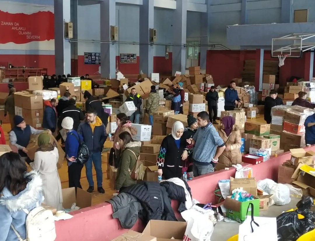 istanbulilmem's tweet photo. 🔺Bütün ilçelerimiz depremzedeler için seferber oldu. Pendik ilçemiz topladıkları temel ihtiyaç malzemelerini deprem bölgesine gönderdi.

🇹🇷İstanbul, Türkiye için tek yürek!

@memleventyazici https://t.co/eiahXoY1vS