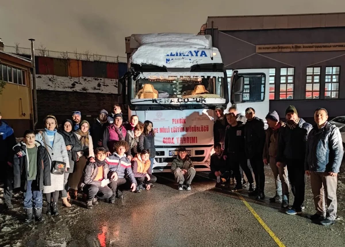 istanbulilmem's tweet photo. 🔺Bütün ilçelerimiz depremzedeler için seferber oldu. Pendik ilçemiz topladıkları temel ihtiyaç malzemelerini deprem bölgesine gönderdi.

🇹🇷İstanbul, Türkiye için tek yürek!

@memleventyazici https://t.co/eiahXoY1vS