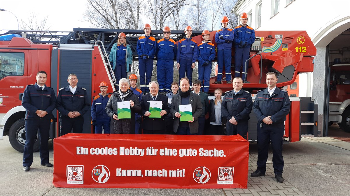 🚨Wahlpflichtfach Feuerwehr nun auch an der Staatlichen Gesamtschule in KW🚨
Heute unterzeichneten die Bürgermeisterin der Stadt KW Michaela Wiezorek, der Schulleiter der Staatlichen Oberschule KW Erik Dorow und der Vorsitzende des KFV LDS Peter Rublack eine Kooperation
