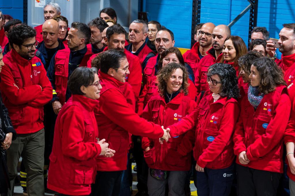 desdelamoncloa's tweet photo. #SomosCooperación

✅Ayer, el @Congreso_Es aprobó la #LeyDeCooperación, centrada en retos globales

✅Hoy, llegan a Turquía nuestros profesionales de sanidad pública y un equipo de @AECID_es para ayudar en el rescate de heridos

https://t.co/mxQ3Hp5vzB https://t.co/zFGR22atca