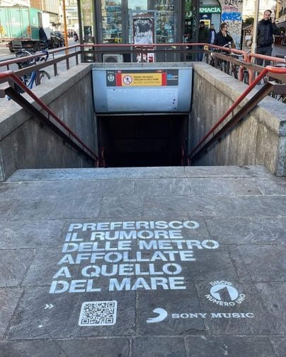 luigimai's tweet photo. Guerrilla Marketing a #Sanremo2023 con @sicilianiooc e @dimartinooff  che hanno pubblicato alcune frasi della canzone #Splash in posti strategici di Milano, Palermo e Catania.

Le frasi sono corredate da qr-code e una volta inquadrato, apre il video dei due cantautori.
#Sanremo https://t.co/XaWN6WwOGE