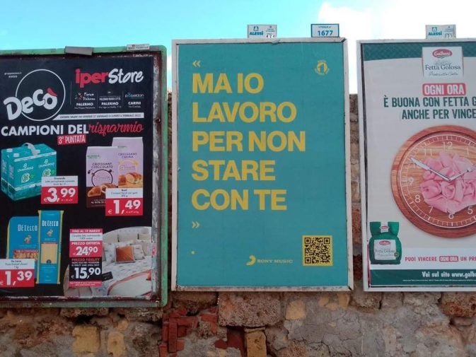 luigimai's tweet photo. Guerrilla Marketing a #Sanremo2023 con @sicilianiooc e @dimartinooff  che hanno pubblicato alcune frasi della canzone #Splash in posti strategici di Milano, Palermo e Catania.

Le frasi sono corredate da qr-code e una volta inquadrato, apre il video dei due cantautori.
#Sanremo https://t.co/XaWN6WwOGE