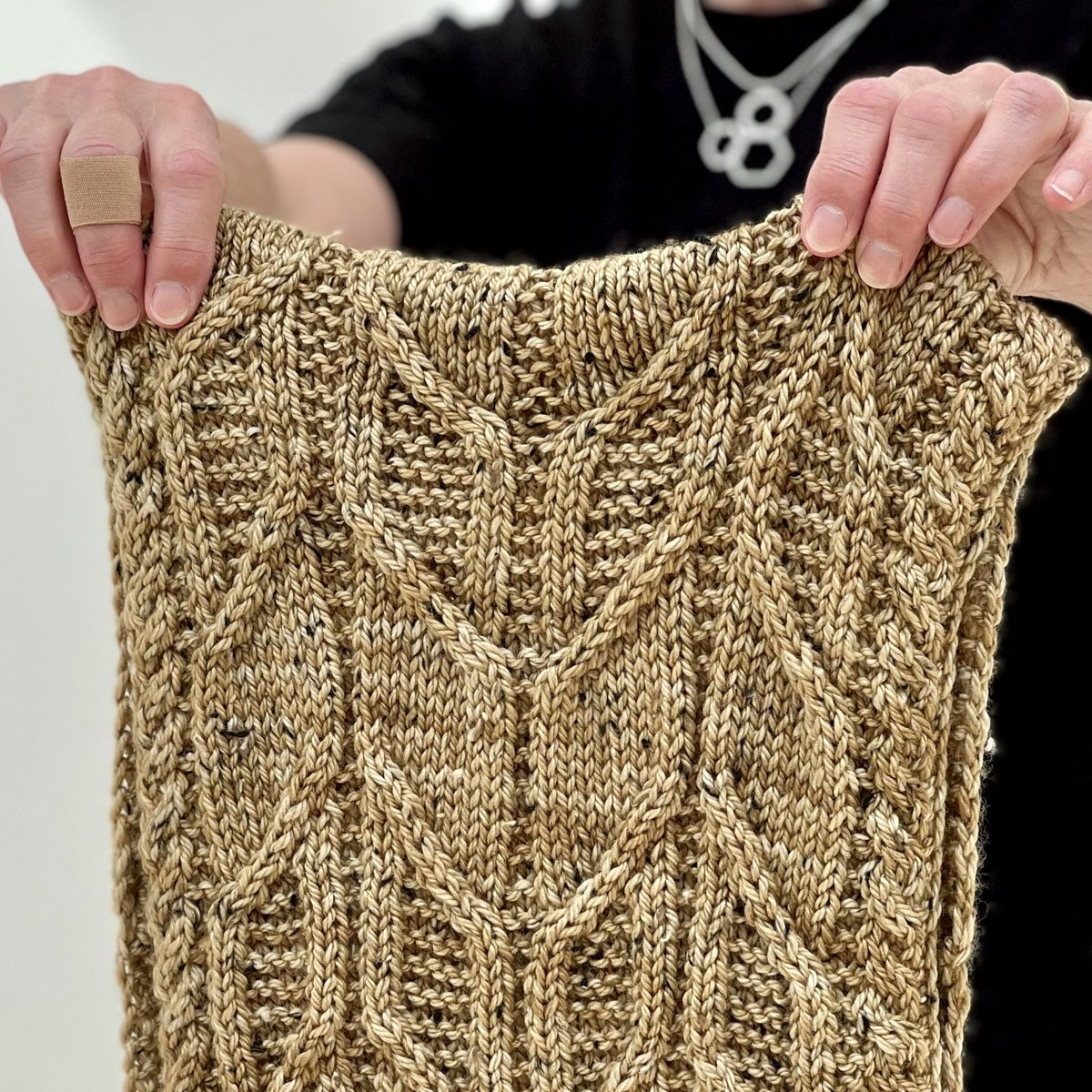 Purlemma's tweet photo. Here’s a preview of my new self-published pattern, available from next Friday 17th February 2023!

This is my Leaf Cable Cowl, knitted in gorgeous @EdenCottage Aran yarn! ❤️🧶❤️

Intro discount on Payhip &amp; Ravelry, so please look out for next Friday’s update!

#NewKnittingPattern https://t.co/vq9b9dv9iK