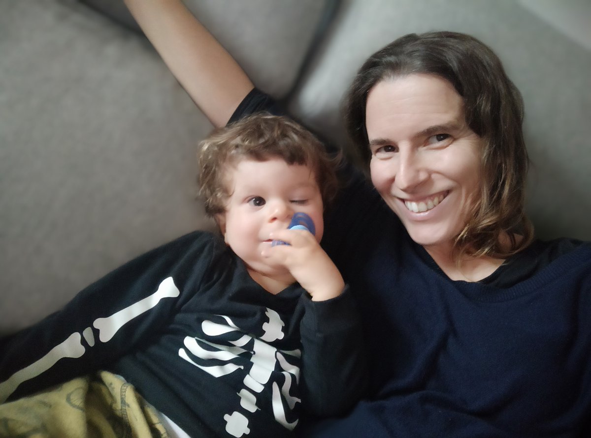 HiddenNatureYT's tweet photo. Y Sara sabe de lo que escribes, es bióloga evolutiva y madre de un sonriente niño de 20 meses con Síndrome Williams. https://t.co/A9Tu20x6lR