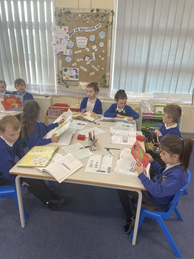 class2bws's tweet photo. 2nd round of #stopdropandread it’s lovely to see the children so interesting in their books 📕 @school_ws https://t.co/Ww4XnoYIaV