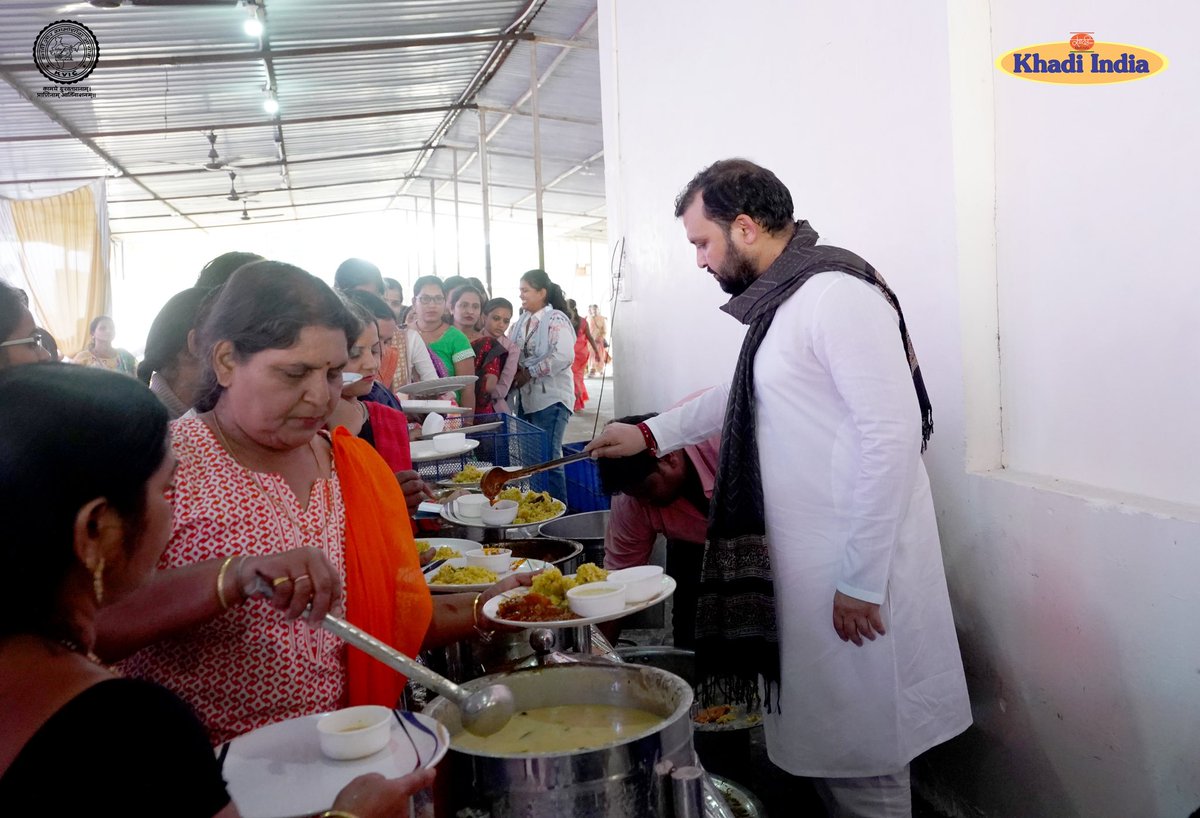 It was beautiful to serve these extremely talented #artisans at Mahadula Vill., #Koradi, #Nagpur. We loved the blessings received from them. 

#KVIC
#Khadi
#KhadiIndia
#chairmankvic
#AatamNirbharBharat