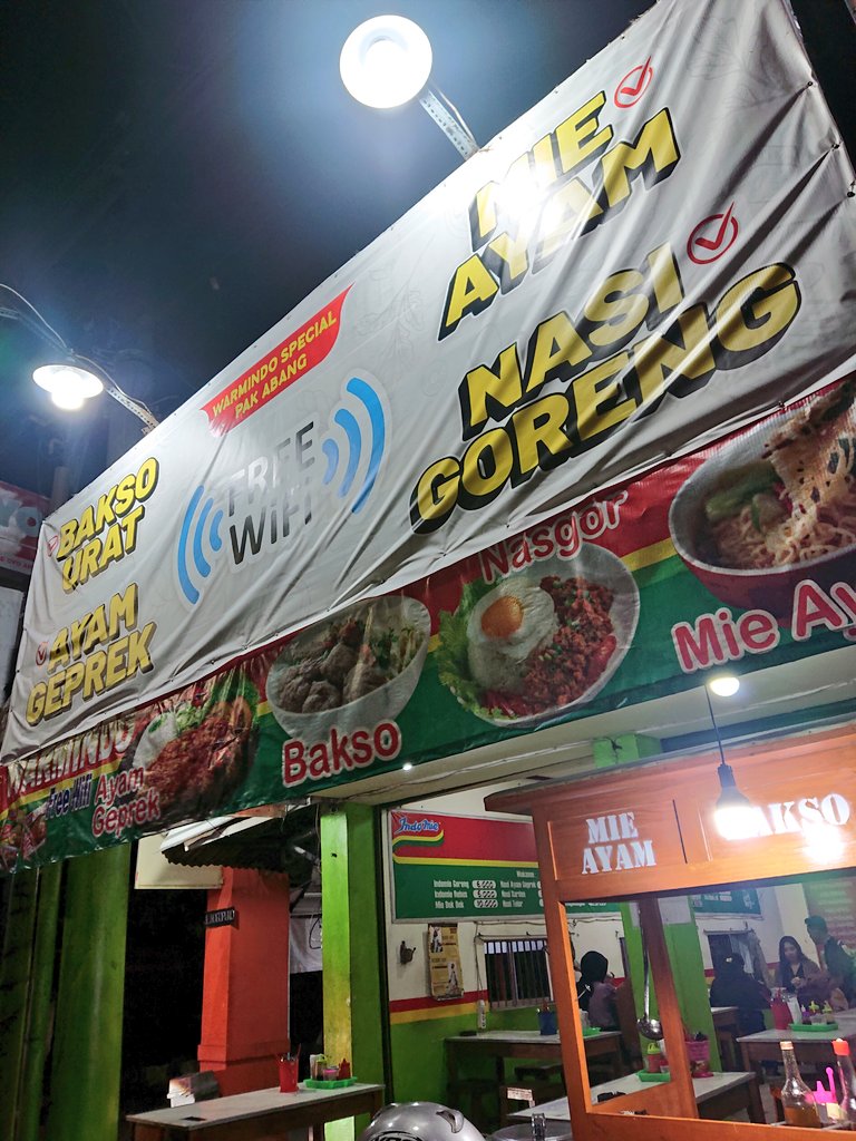 NurSetoAji's tweet photo. #JumatMieayaman nyari wimi alias wifi plus mi dan nyangkut disini. Warmindo Pak Abang ini juga ada mie ayamnya lho, topping bakso ready ada yg jumbo juga. Bisalah mampir sekalian upload2. Mie nya mudah diterima mulut pokoke gas aja kuy!!!

https://t.co/AIUrDhMwjc

@InfoMieAyamYK https://t.co/YlErw0qEYO