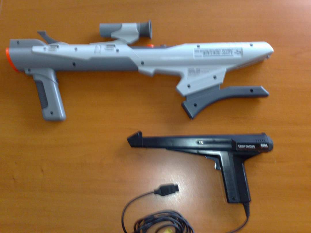 Selesnya_'s tweet photo. La Super Nintendo Scope y la Light Phaser, son las que más me fliparon en su momento entre las que poseo, mi favorita de todas sigue siendo la de Master System 🖤
#Nintendo #Sega #LightPhaser #VideogameLightGuns https://t.co/ZNVvUhgQkO