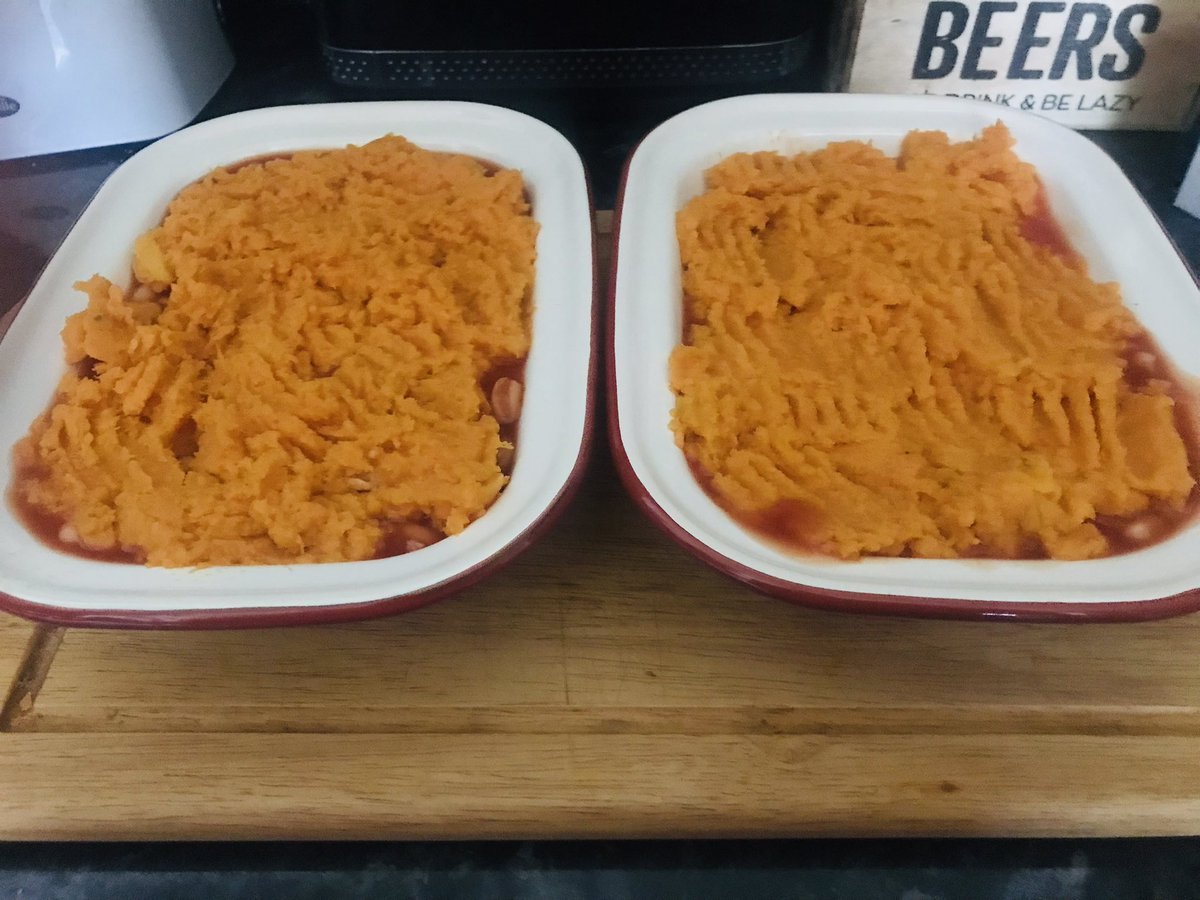 mrsmoneypenny1's tweet photo. #Housework all done, #cornedbeef, #bakedbean and #sweetpotatomash #pies made ready to be cooked for #dinner tomorrow as we will be out all day x Tunes blasting (sorry neighbours ๐) and now time for a clear up and avocado on crackers a coffee and feet up x #Stickaforkinmeimdone https://t.co/OOECwkQ8BM