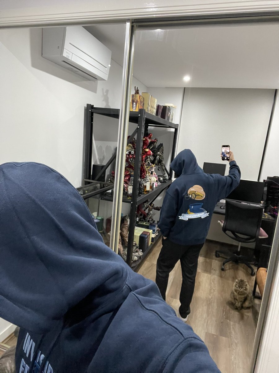 YankeZ7's tweet image. @InvsbleFriends @MotionMarkus first ever NFT hoodie 🙏