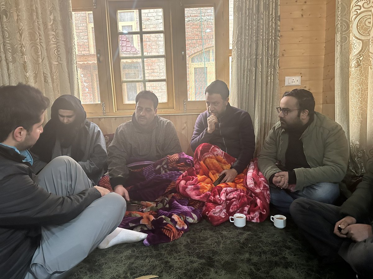 salmanalisagar's tweet photo. Colleagues from #MediaCell #WomenWing &amp; #YncKmr. @ahsanpardesi @sabiya_qadri @AdvNeelofar @IfraJan_ @Danish__Iqbal  @Abidnaik786  @MuzaffarMohmad  @mirajaz Corporator’s @Zubair_twt  @UmaanShera2 &amp; others visited &amp; offered condolences to @YNC_Kashmir leader @IrfanZehgeer - today ! https://t.co/7yXD5NwUhq
