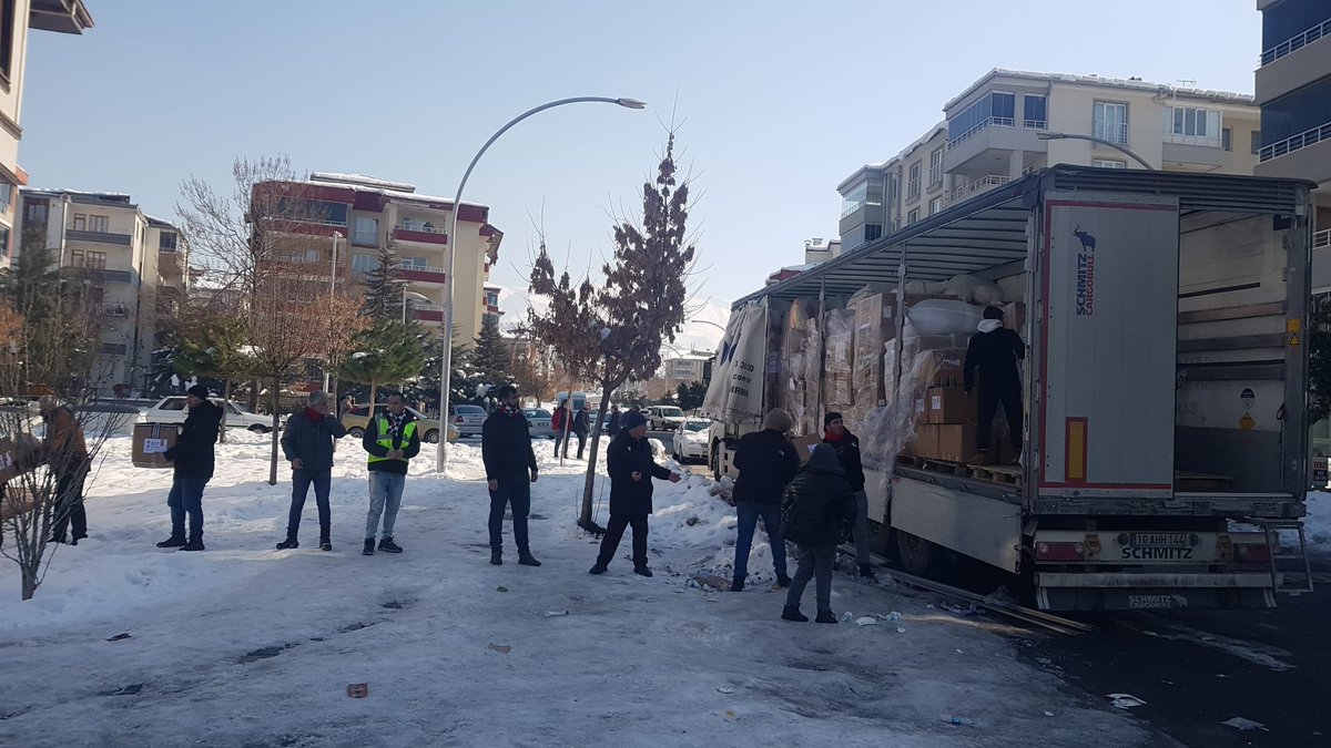 Yardım tırımız Malatya Aksaray Köyü ve Merkezde dağıtıma başlamıştır. 

#deprem #afad #malatya #AhbapDernegi <a href="/ahbap/">Ahbap</a> <a href="/AFADBaskanlik/">AFAD</a> <a href="/haluklevent/">Haluk Levent ( Ahbap Ekibi )</a>