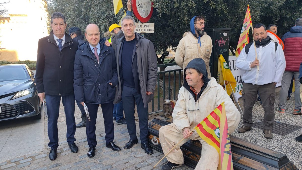 ❗Esta mañana nos hemos acercado, junto con otras formaciones políticas, a la concentración en defensa del sector apicultor de #Aragón convocada por @UAGA_COAG 💪🏻🐝