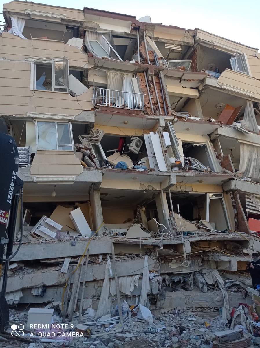 Sabah kurtarılan kadın içerde yaşayan olduğunu ses geldiğini söyledi. ASELSAN ekibi ısı olduğunu söyledi. Ama iş makinası yardımı olmadan ekipler çalışma yapamıyor. Lütfen yardım edin. Enkaz başında kardeşim yusuf Yahşi 0545 579 78 73