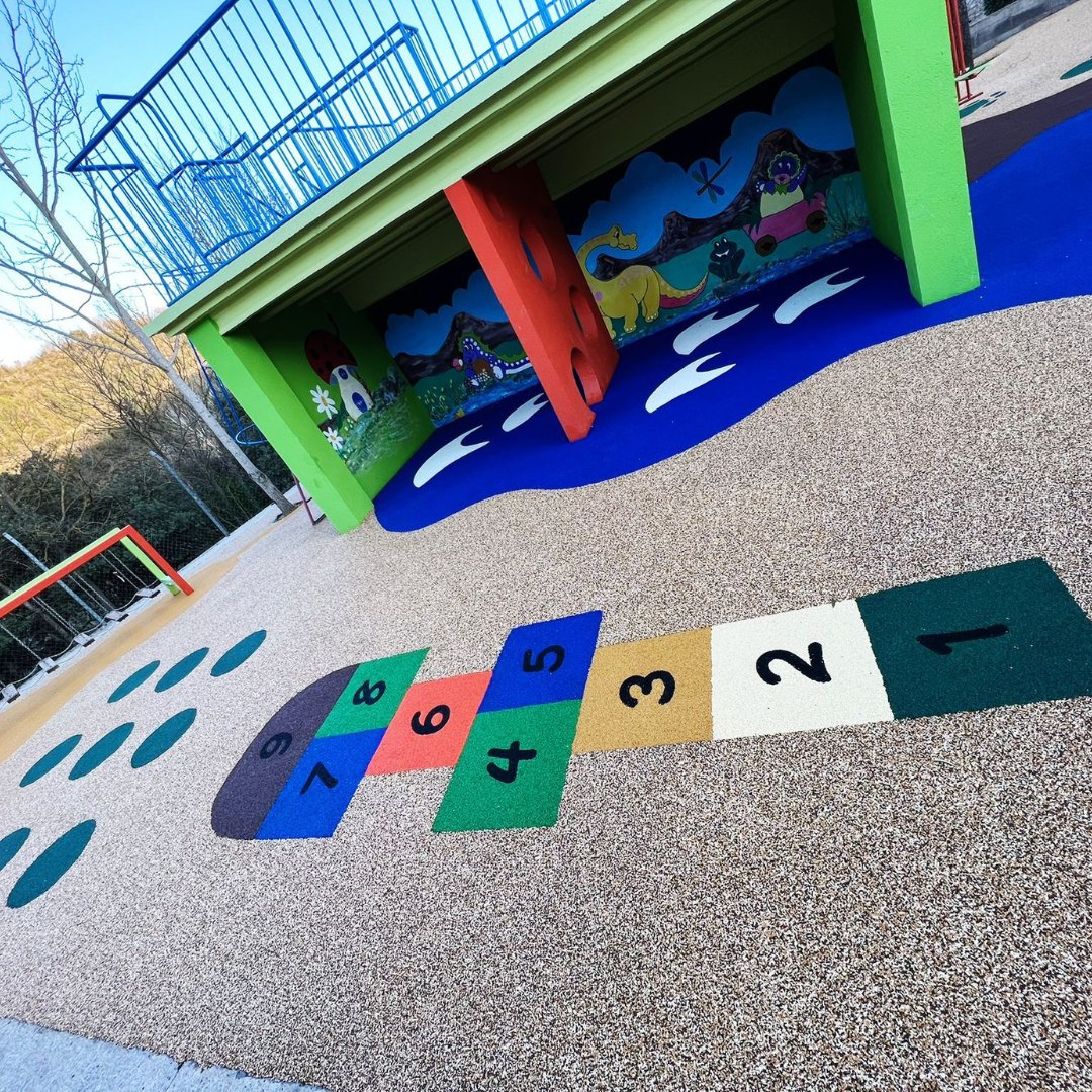santaularia_cat's tweet photo. A Santaulària Equipaments Urbans som especialistes en la instal·lació de paviments de cautxú per a ‍👧‍👦  #parcsinfantils 💬 Aquest és un dels nostres projectes més originals en un càmping del Solsonès. https://t.co/ra7sPechQY