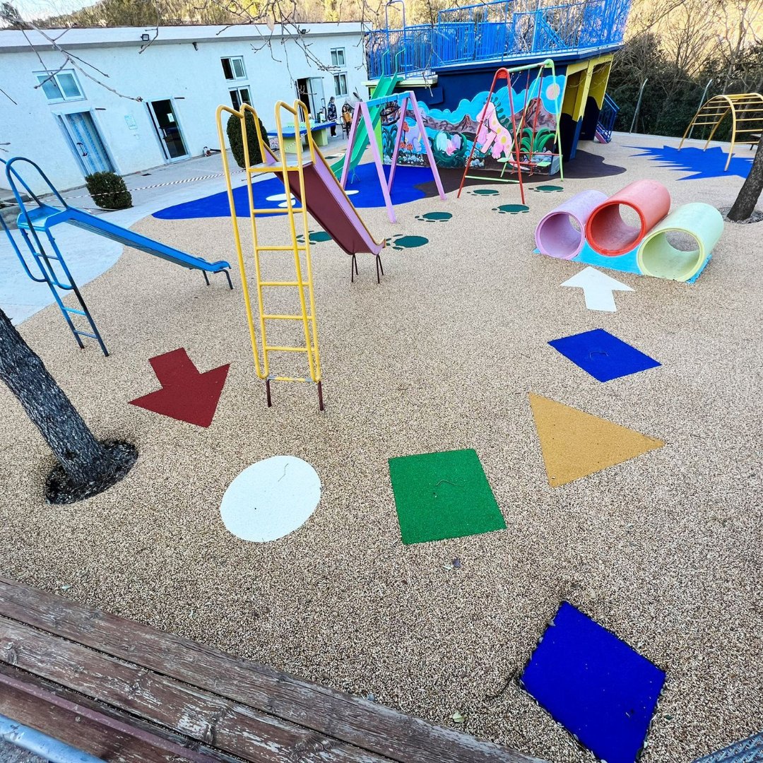 santaularia_cat's tweet photo. A Santaulària Equipaments Urbans som especialistes en la instal·lació de paviments de cautxú per a ‍👧‍👦  #parcsinfantils 💬 Aquest és un dels nostres projectes més originals en un càmping del Solsonès. https://t.co/ra7sPechQY