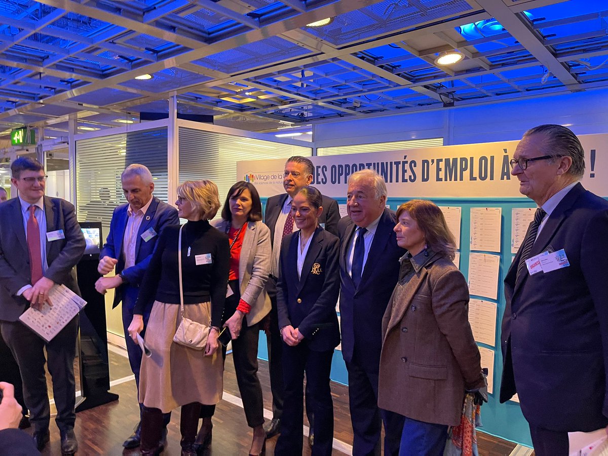 #Evénement - 🔴 En direct du Village de la chimie🧪 @gerard_larcher, Président du @Senat, Marie-Dominique Aeschlimann, Vice-Présidente de @iledefrance et @Nadine_CRINIER Directrice régionale @poleemploi_IDF sont présents sur le stand @pole_emploi