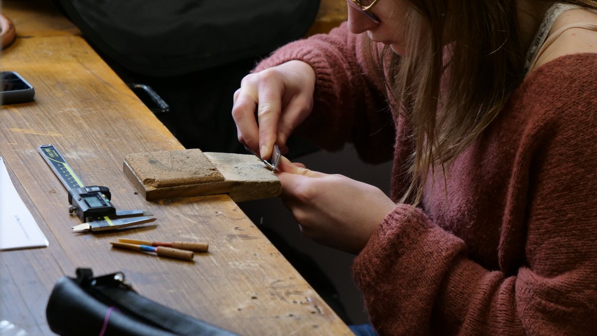 ItemmLeMans's tweet photo. Depuis hier nous avons accueilli Yoshiko FUJIMOTO de l’ Atelier de @Bellebois . Elle est venue faire découvrir la fabrication des #anches de #hautbois au BMA 1. Ils ont pu voir toutes les étapes de la fabrication
#itemm #Roseaux #fabrication #yoshikofujimoto #atelierdebellebois https://t.co/DwayKXpwCN