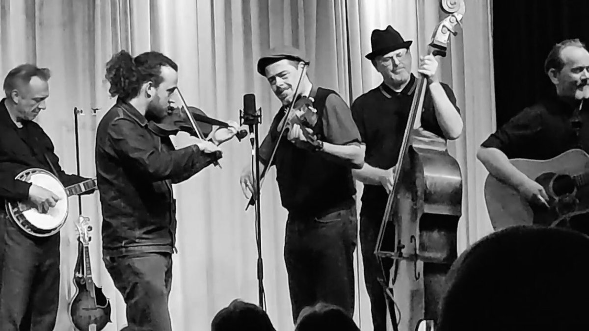 Het was weer bijzonder fijn thuiskomen in <a href="/parelvanzuilen/">De Parel van Zuilen</a> gisteren. Dank aan alle aanwezigen voor het enthousiasme, aan alle medewerkers van de Parel, aan André als dienstdoende geluidsman en in het bijzonder aan special guest Tijmen Veelenturf voor zijn glansrol op de fiddle!