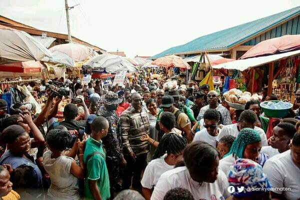 thealannews's tweet photo. @AlanKyerematen in the mid of HO Central market women, the β€οΈ is massive. He is the Unifier.
#Alancash
#AlanMeets
#AlanForAllAfa https://t.co/9wpLNdAAdI