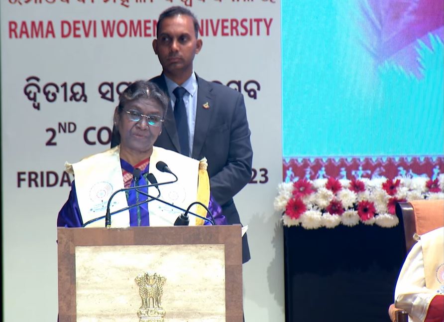 Odisha_Sambad's tweet image. ଗରିବ, ଚାଷୀ ସମସ୍ତଙ୍କ ପିଲା ଏକାଠି ପଢ଼ୁଥିଲୁ । କିଛି ଭେଦଭାବ ନଥିଲା । ମନରେ ଉଦ୍ଦୀପନା ସୃଷ୍ଟି କରୁଥିଲା କ୍ୟାମ୍ପସର ପରିବେଶ: ରାଷ୍ଟ୍ରପତି ଦ୍ରୌପଦୀ ମୁର୍ମୁ
#RamaDevi #DroupadiMurmu #RDUniversity #OdishaSambad