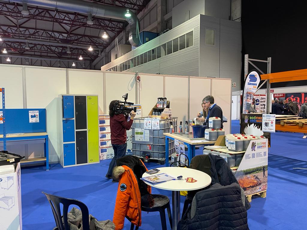 SimonrackESP's tweet photo. ¡Segundo día en la feria de EXPOFERR ! 😁
Ayer, la televisión pública de Galicia nos grabó un reportaje sobre ecofire. Es increíble la expectación que provoca este producto allá donde vamos.
¡Estamos muy agradecid@s!
#expoferr #ecofire #suministroindustrial #galicia https://t.co/mtgNquA0BX